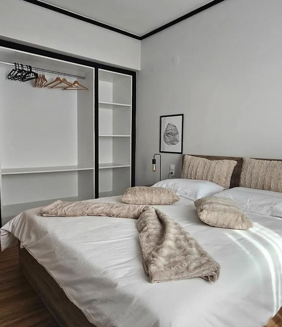 Black And White Suites 2 Salonicco